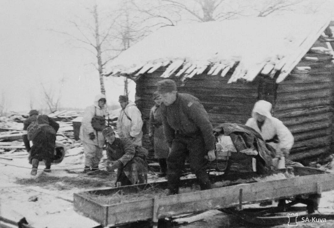 Haavoittuneen kuljetusta Taipaleella tykistötulen aikana joulukuussa 1939.